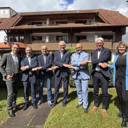 Von links: René Skiba (Tourismus GmbH Nördlicher Schwarzwald), Christian Stalf (Bürgermeister Waldbronn), Markus Wendel (Bürgerm
