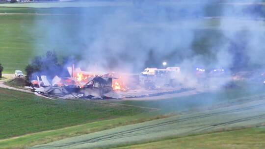 Feuer zerstört Lagerhalle - Schaden in Millionenhöhe Feuer zerstört Lagerhalle - Schaden in Millionenhöhe