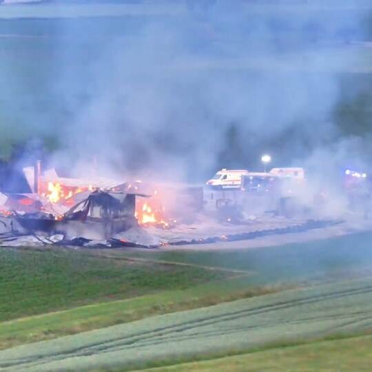 Feuer zerstört Lagerhalle - Schaden in Millionenhöhe