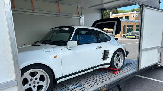 Zöllner stellen Sportwagen sicher Zöllner stellen Sportwagen sicher