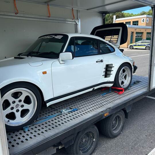 Zöllner stellen Sportwagen sicher