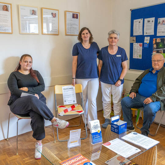 Zwei Patienten nehmen im symbolträchtig während der Protestwoche gestalteten Wartezimmer im Hausarztzentrum Huchenfeld Prof. Dr. Protest Hausarztpraxis