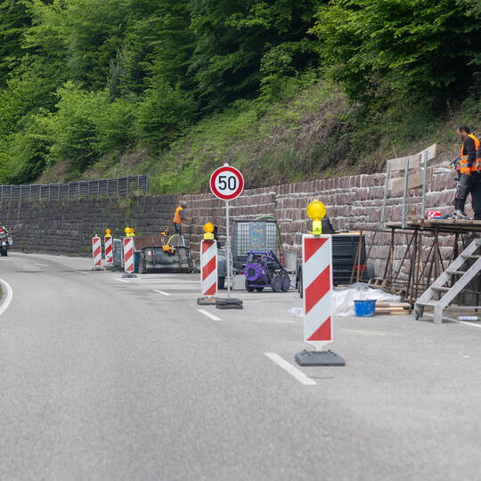 Die Arbeiten an der Stützmauer entlang der B 294 liegen im Zeitplan. Röhr