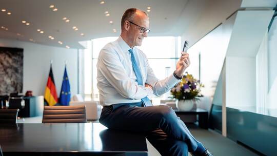 Merz spricht per Videocall mit Spielern der Nationalmannschaft Merz spricht per Videocall mit Spielern der Nationalmannschaft