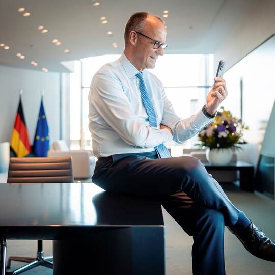 Merz spricht per Videocall mit Spielern der Nationalmannschaft Merz spricht per Videocall mit Spielern der Nationalmannschaft
