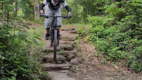 Spektakuläre Trails kann man auf dem wiedereröffneten Engelsbrander Bikepark befahren. C. Knöller