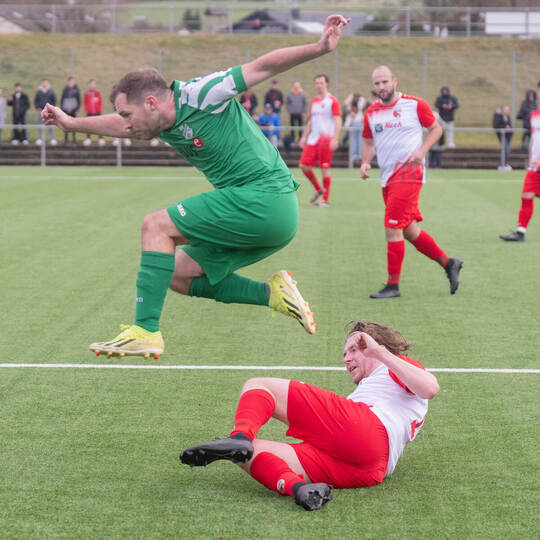 Ob der SV Iptingen (in Grün) so hoch kommt, wie erhofft, muss sich noch zeigen. Am Samstag braucht es einen Sieg, um die Hoffnun