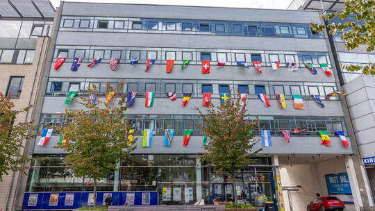 Die Volkshochschule an der Zerrennerstraße hat zur WM wieder die Flaggen rausgeholt. Finden Sie die Nationalfarben von Curaçao? VHS WM Flaggen