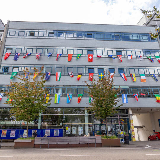 Die Volkshochschule an der Zerrennerstraße hat zur WM wieder die Flaggen rausgeholt. Finden Sie die Nationalfarben von Curaçao? VHS WM Flaggen