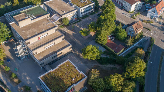 Auf den Dächern des Theodor-Heuss-Gymnasiums soll in den Sommerferien Photovoltaik installiert werden. Meyer