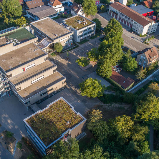 Auf den Dächern des Theodor-Heuss-Gymnasiums soll in den Sommerferien Photovoltaik installiert werden. Meyer