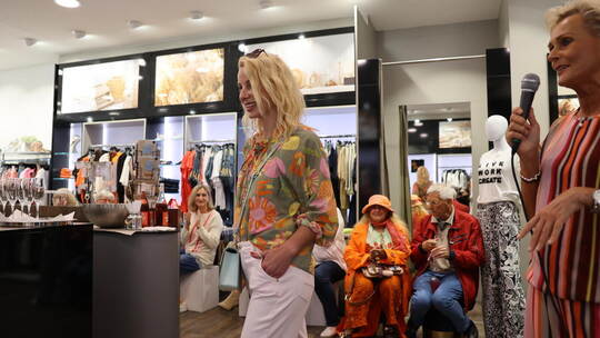 Im Conceptstore von Carmen Gottwald (rechts als Moderatorin) präsentiert Fashion-Model Sara (Mitte) dem Publikum bei der Modensc