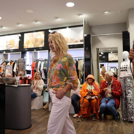 Im Conceptstore von Carmen Gottwald (rechts als Moderatorin) präsentiert Fashion-Model Sara (Mitte) dem Publikum bei der Modensc