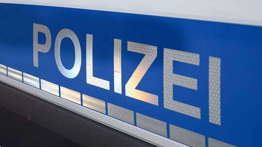 Der Polizei-Schriftzug auf einem Einsatzwagen. Der Polizei-Schriftzug auf einem Einsatzwagen.