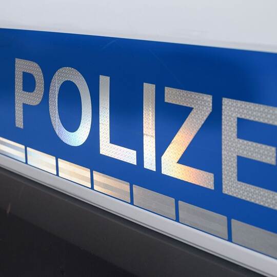 Der Polizei-Schriftzug auf einem Einsatzwagen.