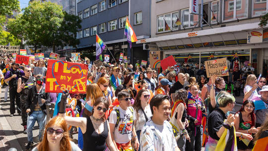 Für die etwa 1400 Teilnehmende geht es am Samstag mit Fahnen und Schildern durch die City. Cikaqi CSD Pforzheim Parade