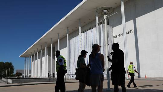 Trumps Name von Kennedy Center entfernt Trumps Name von Kennedy Center entfernt