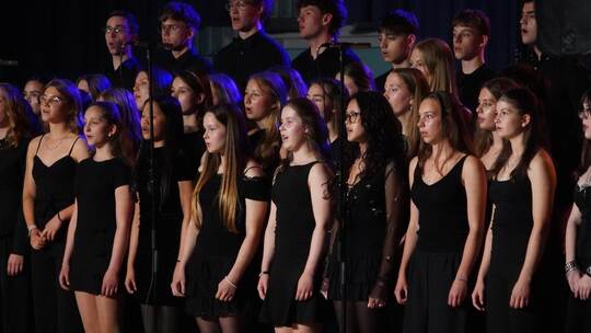 Der große Chor spannt in der Jahnhalle einen weiten musikalischen Bogen – sehr zur Freude des Publikums, das viel Applaus spende