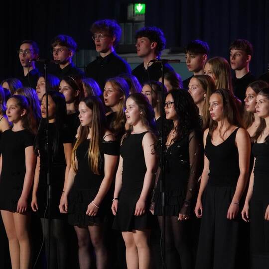 Der große Chor spannt in der Jahnhalle einen weiten musikalischen Bogen – sehr zur Freude des Publikums, das viel Applaus spende