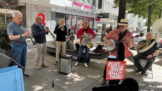 Auch die „Penthouse Jazzband“ trägt am Samstag in der Pforzheimer Innenstadt zu einer entspannten Atmosphäre bei.