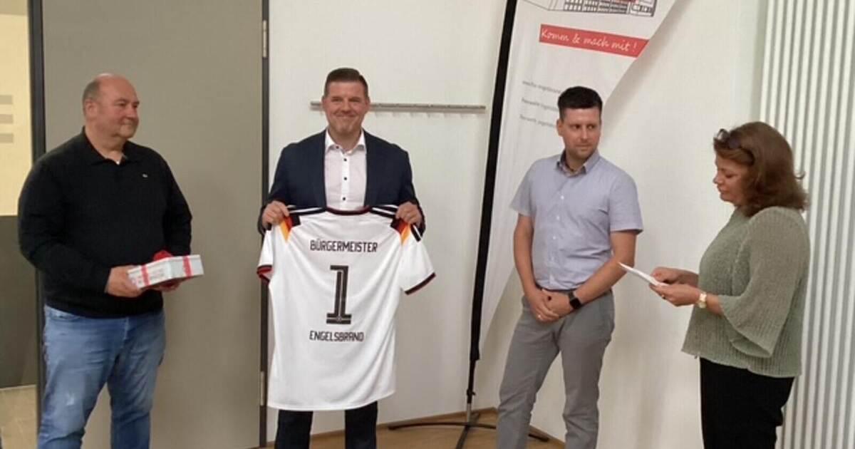 First town council meeting with Hoffmann: Jersey with the number 1 for the ...