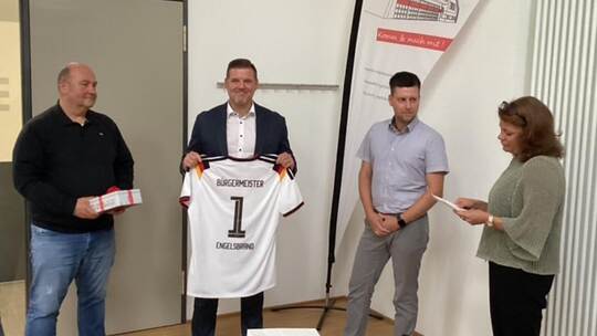 Deutsches Nationaltrikot mit passender Rückennummer für den Bürgermeister: Carsten Hoffmann (Zweiter von links) wird von den Rat