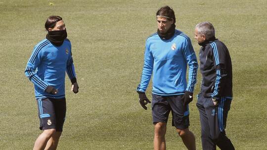 José Mourinho (r) und Sami Khedira (M) José Mourinho (r) und Sami Khedira (M)