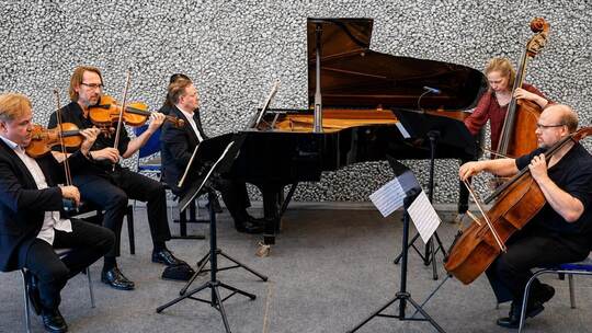 Die fünf Kammermusiker (von links)Radoslaw Szulc, Oliver Scherke, Andreas Boyde, Konstanze Brenner und Bernhard Lörcher eröffnet