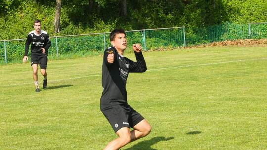 Viel Grund zur Freude hatten Luca Egger (rechts) und Waldrennachs Faustballer am Wochenende. Foto: Jürgen Keller