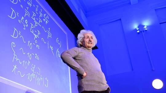 Aufstellung der Wachsfigur von Albert Einstein Aufstellung der Wachsfigur von Albert Einstein