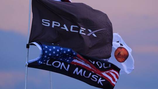 SpaceX- und Elon-Musk-Flaggen SpaceX- und Elon-Musk-Flaggen