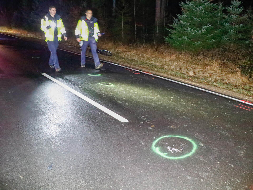 Nach dem tödlichen Unfall des Rad-Aktivisten „Natenom“ inspizieren Beamte die Unfallstelle. Gress/Einsatzreport24