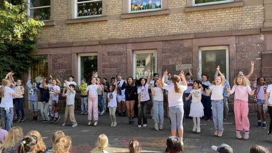 Sie haben Spaß: Die AG „Wir sind Team Liebe“ der Grundschule Dillweissenstein. Andrea Sehling