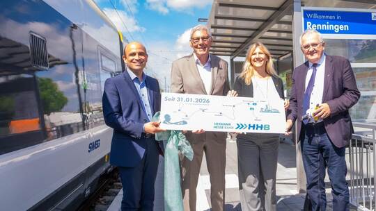Der Geschäftsführer des Zweckverbands Hermann-Hesse-Bahn, Frank von Meißner (von links), Landrat Helmut Riegger , Renningens Bür