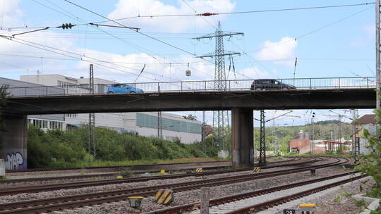 Die Bahnbrücke in der Lienzinger Straße weist weiterhin erhebliche Schäden auf. Die Stadt plant nun zusätzliche Sicherungsmaßnah