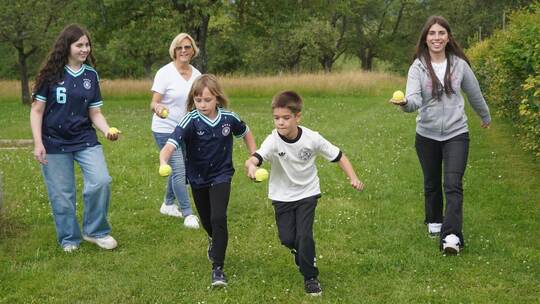 Beim Kinderprogramm des Kieselbronner Obst- und Gartenbauvereins versucht sich auch Vorsitzende Petra Beck (ganz hinten) beim Ei