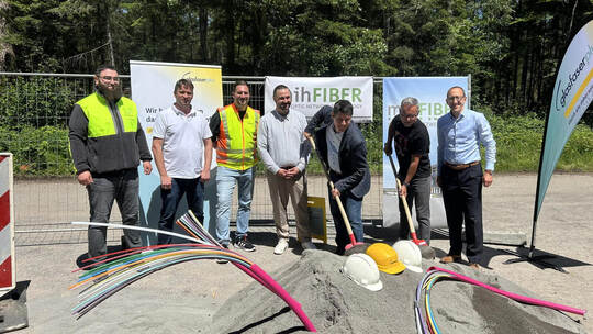 Bürgermeister Matthias Stepan (links) und Stefan Winkler (Regio-Manager Telekom) schwingen die Schaufel beim Spatenstich für den