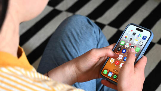Die Dorf-App soll Bürgerinnen und Bürger in Zukunft mit allen wichtigen Infos und Ankündigungen versorgen. picture alliance/dpa/ Smartphone-Nutzung bei Jugendlichen