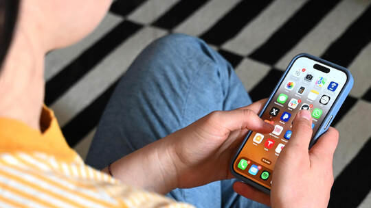 Der Algorithmus entscheidet tagtäglich, was wir auf Social Media sehen. Foto: Elisa Schu/Picture Alliance/dpa Smartphone-Nutzung bei Jugendlichen