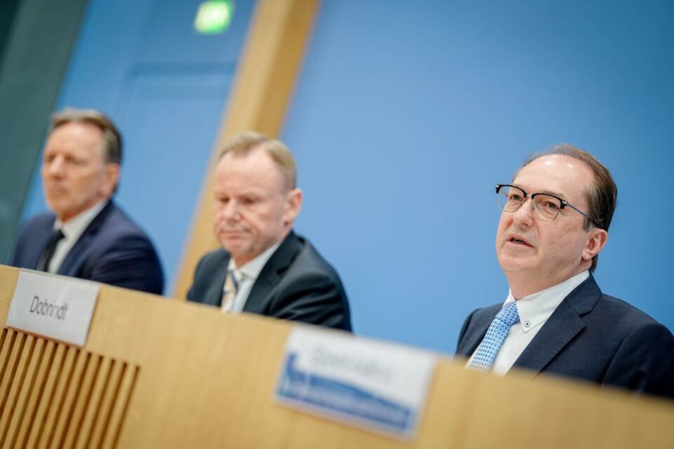 Appell an Innenminister: Mehr Schutz vor rechter Gewalt Appell an Innenminister: Mehr Schutz vor rechter Gewalt
