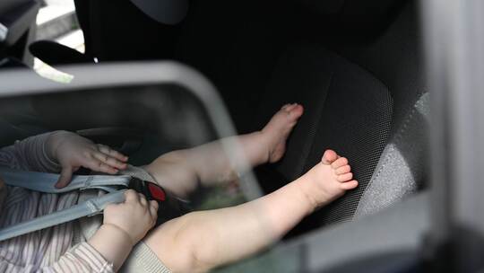 Baby bei Hitze im Auto Baby bei Hitze im Auto