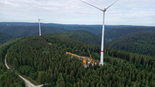Bereits im Sommer waren mit Hilfe eines Großkrans Teile einer der beiden Windanlagen auf dem Kälbling zur Reparatur abmontiert w Windpark Kälbling Windrad Defekt
