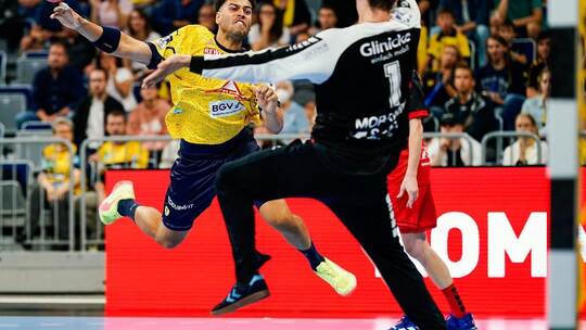 Der Handball-Bundesligist Rhein-Neckar Löwen (links Philipp Ahouansou) ist einer der möglichen Gegner des Drittligisten SG Pforz Philipp Ahouansou (l)