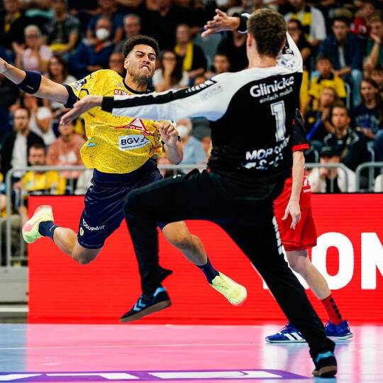 Philipp Ahouansou (l)