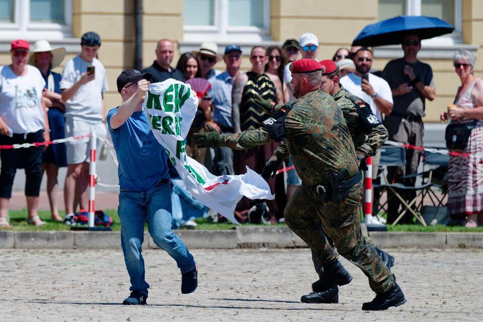 Feierliches Gelöbnis auf dem Schlossplatz Feierliches Gelöbnis auf dem Schlossplatz