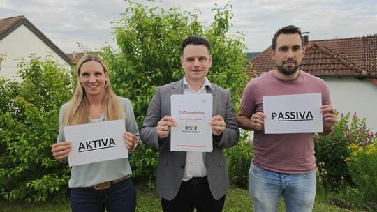 Bürgermeister Lukas Klingenberg (Mitte), Assistentin Diana Pfrommer und Kämmerer Sascha Elsner symbolisieren die Thematik. dast-
