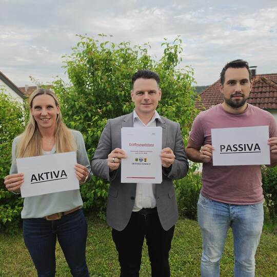 Bürgermeister Lukas Klingenberg (Mitte), Assistentin Diana Pfrommer und Kämmerer Sascha Elsner symbolisieren die Thematik. dast-