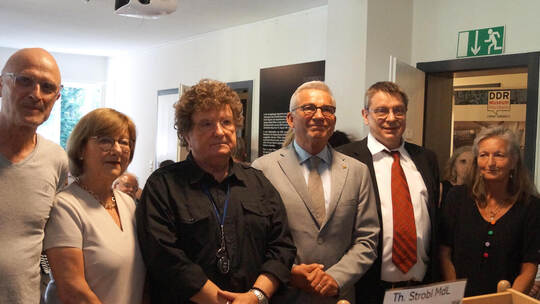 Hoher Besuch im DDR-Museum, wo nun die Ausstellung „Gesichter der Erinnerung“ eröffnet wurde: Künstler André Wagenzik (von links