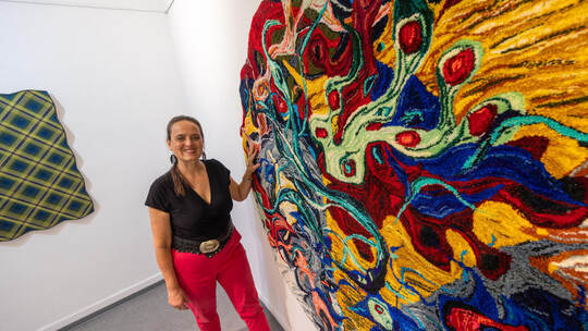 Prachtstück: Alexandra Deutsch präsentiert ihre erste große Tuftarbeit. Brötzinger Art Ausstellung Fiktion