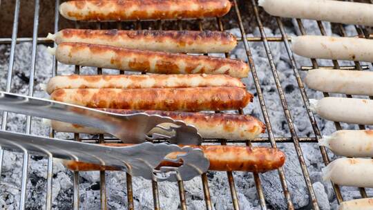 Würstchen auf dem Grill
